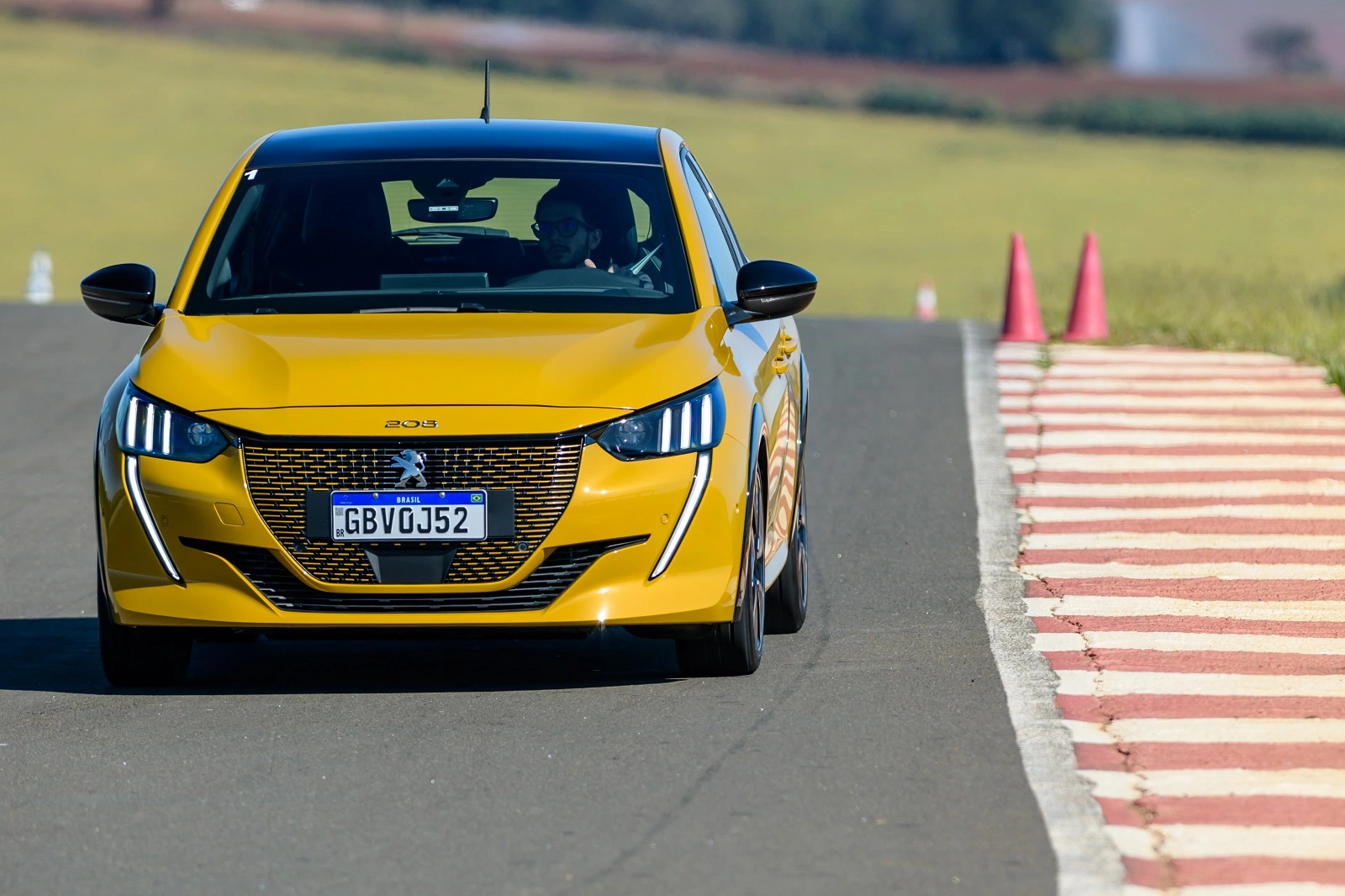 Peugeot 208 elétrico aceleramos o carro no Haras Tuiuti Webmotors