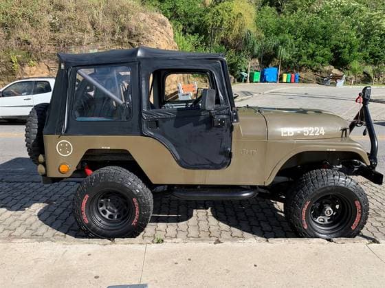 Carro CJ-5