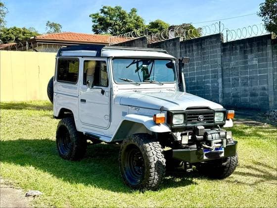 Carro 3.7 BJ50LV 4X4 TETO RIGIDO DIESEL 2P MANUAL