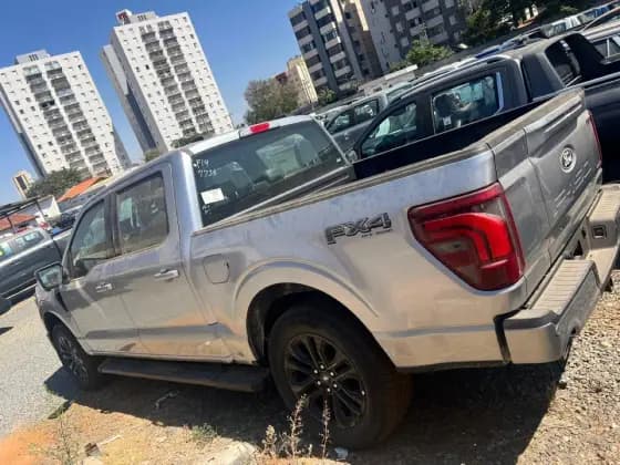 Carro 5.0 V8 GASOLINA CD LARIAT BLACK FX4 AUTOMÁTICO