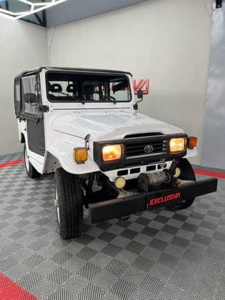 Carro 3.7 BJ50LV 4X4 TETO RIGIDO DIESEL 2P MANUAL