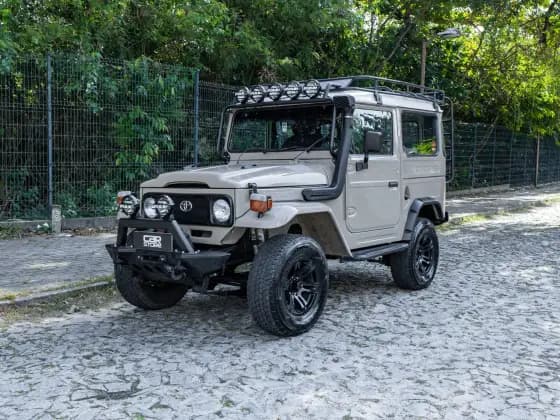 Carro 3.7 BJ50LV 4X4 TETO RIGIDO DIESEL 2P MANUAL