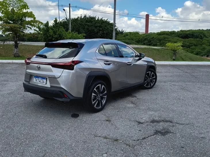 Lexus UX 300h: premium e... econômico
