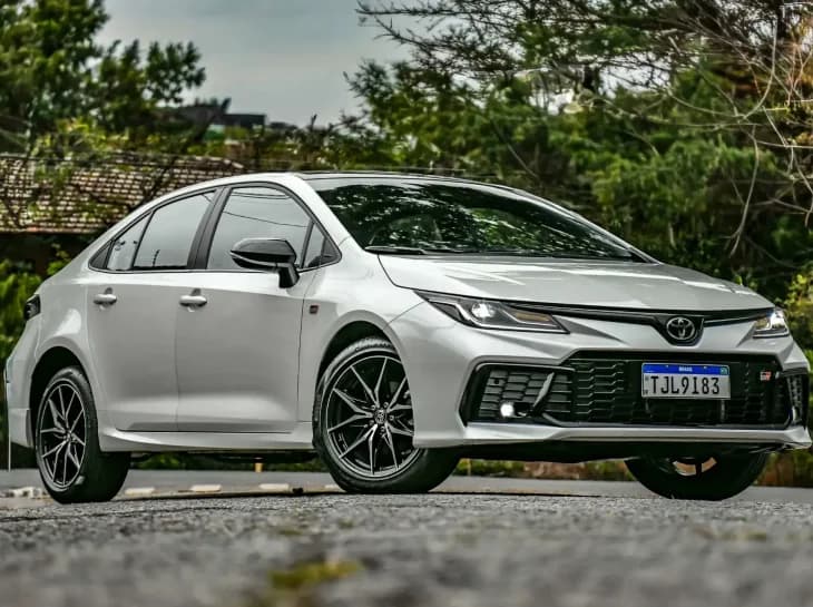 Corolla tem pior mês de vendas em 2026 após cair 44,4% e perder 16 posições