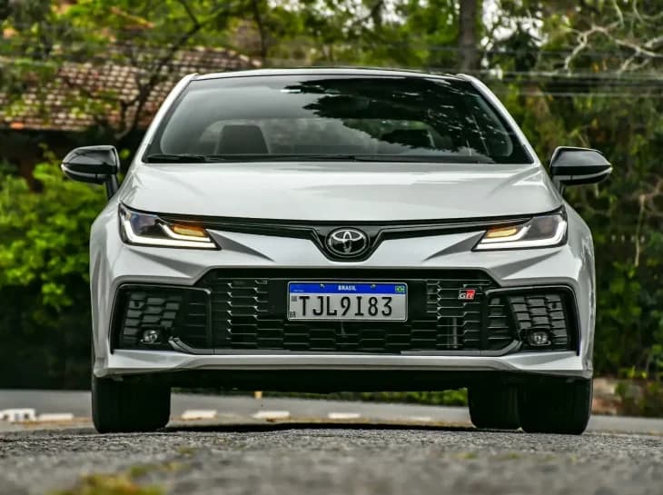 Toyota Corolla pode perder trono de 12 anos para rival híbrido