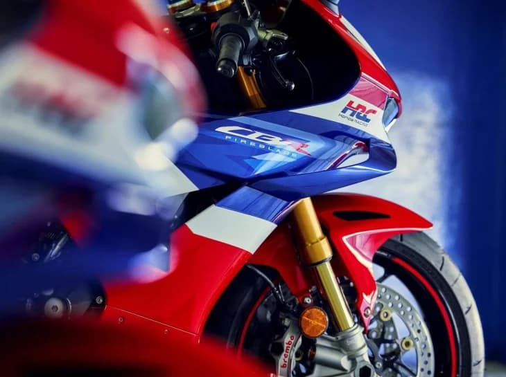 Honda Fireblade 2026 ganhou melhorias importantes