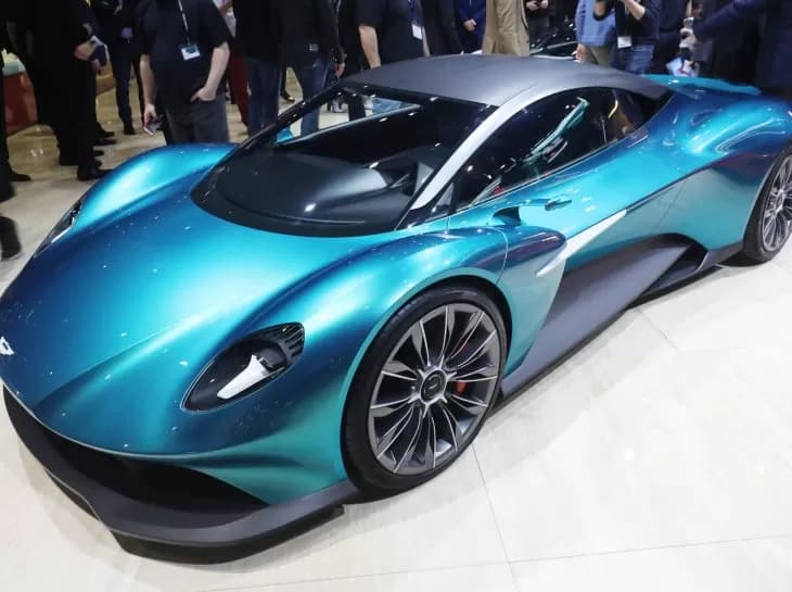 Aston Martin coloca Ferrari e Lamborghini na mira