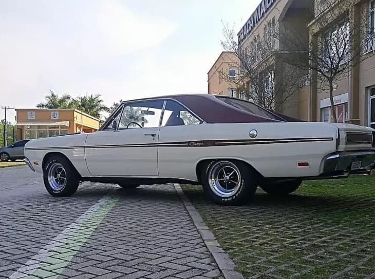 Cinco carros Dodge V8 no estoque da Webmotors