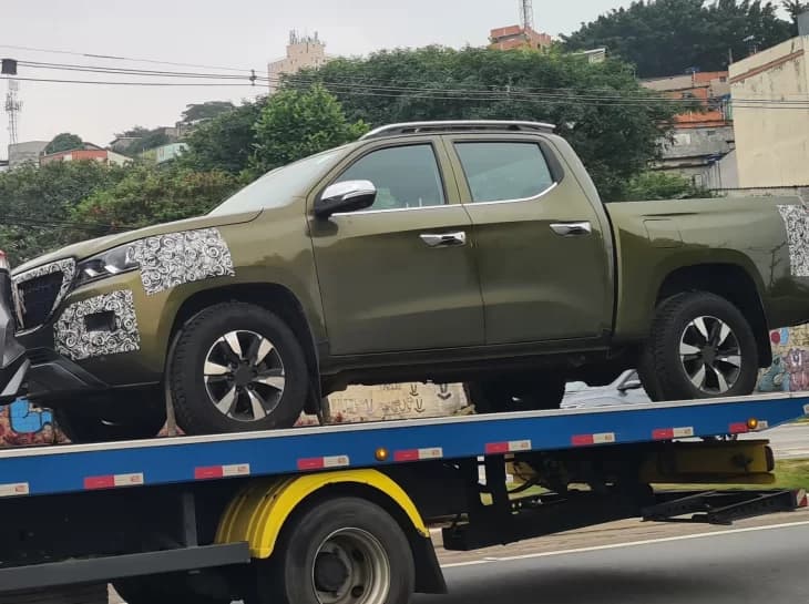 Nova picape da Peugeot é flagrada no Brasil