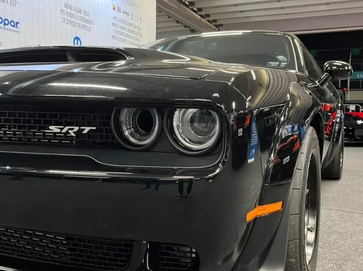 Mopar exibe Challenger Demon e Viper V10 no Brasil