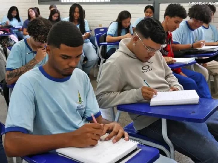 Curso teórico da CNH pode entrar no ensino médio