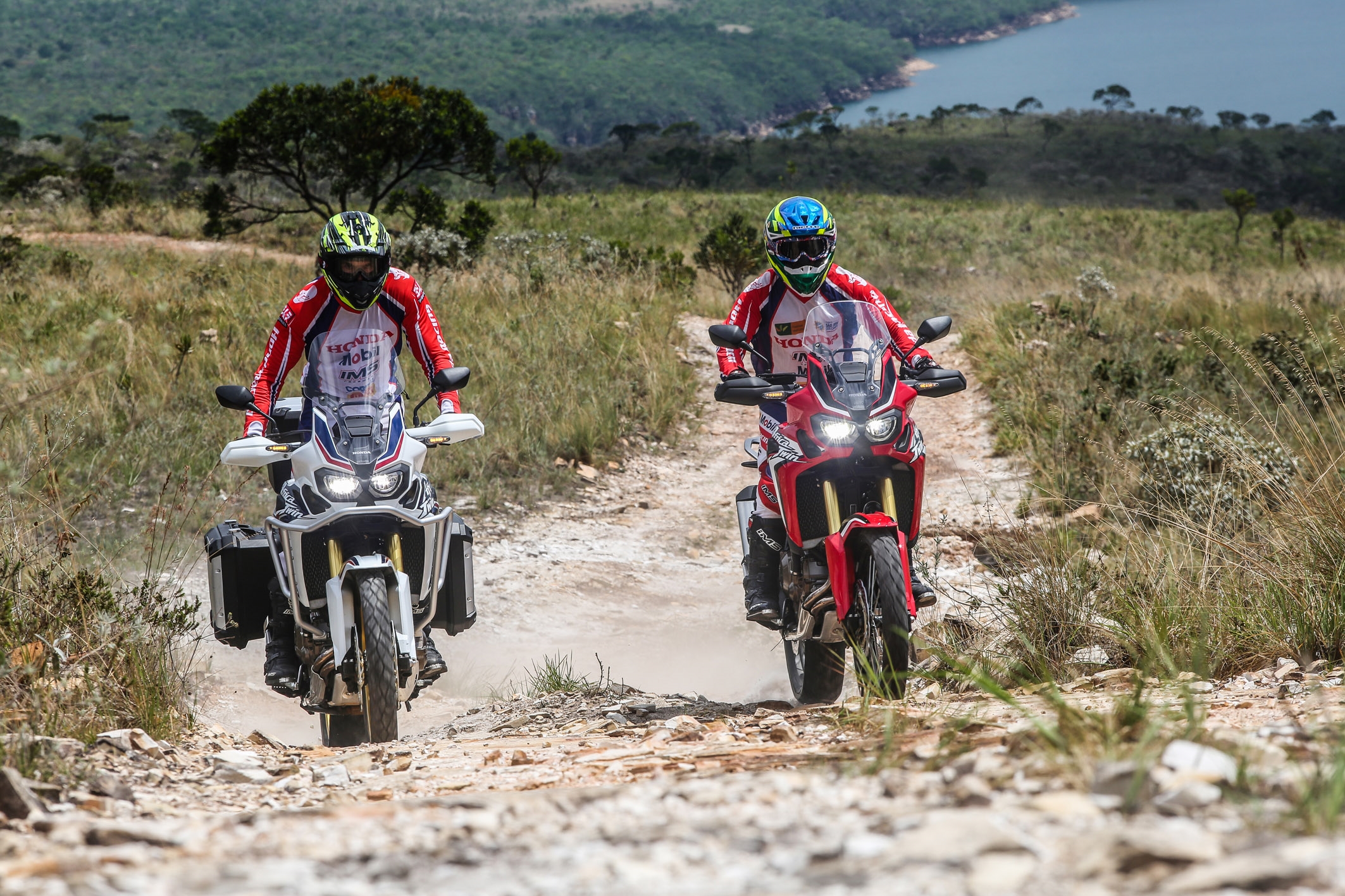  Com 25 cm de vão livre do solo a Africa Twin vai bem no fora-de-estrada