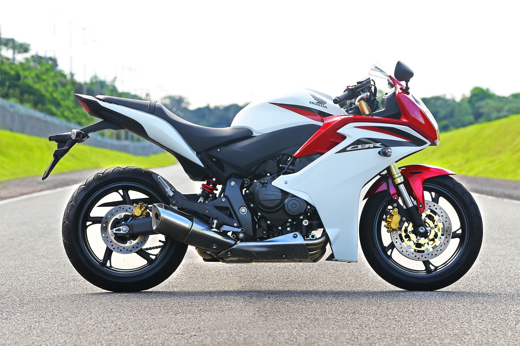  Com mecânica da Hornet, a Honda CBR 600F é indicada para quem busca adrenalina