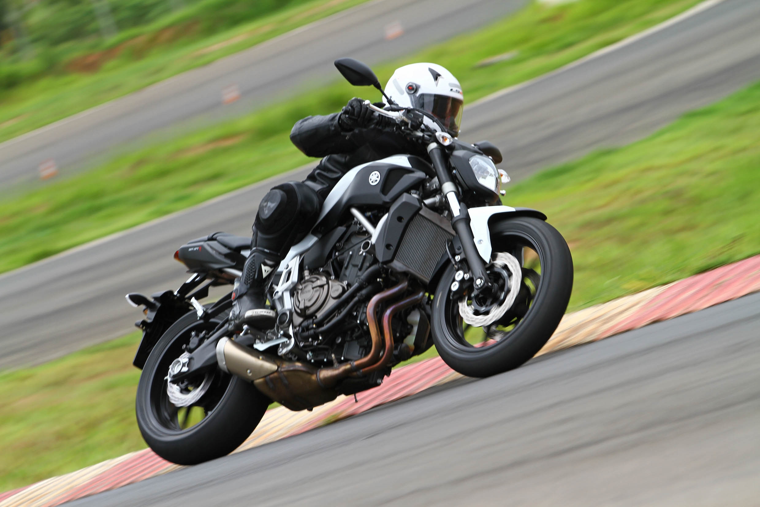  A Yamaha MT-07 é ideal para quem gosta de acelerar nas curvas graças a sua boa ciclística