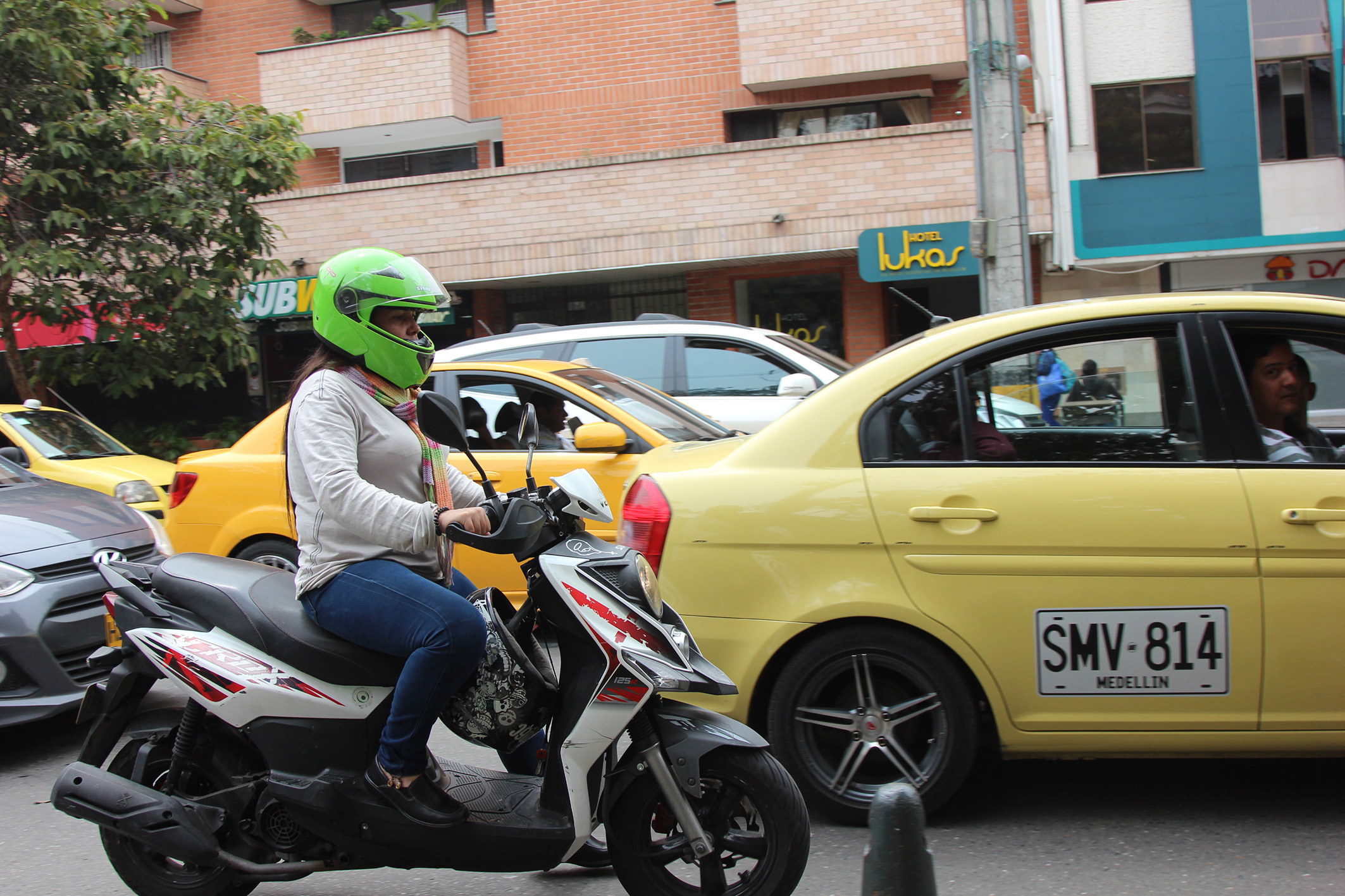  Mulheres, que compraram 31,6 % das motos em 2016, estão procurando o scooter pela comodidade