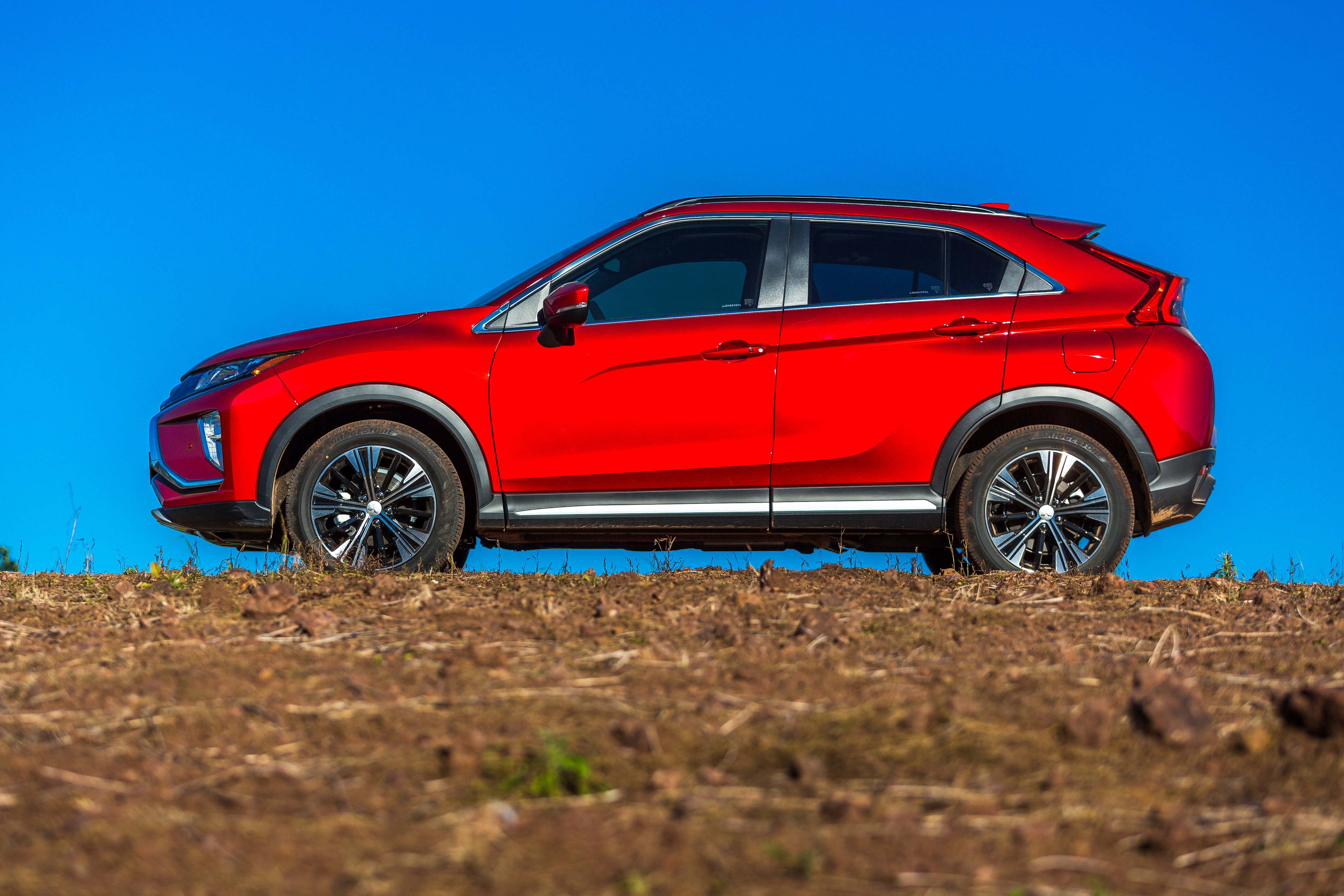  Mitsubishi Eclipse Cross tem lateral com vincos marcantes e rodas de liga leve de 18 polegadas