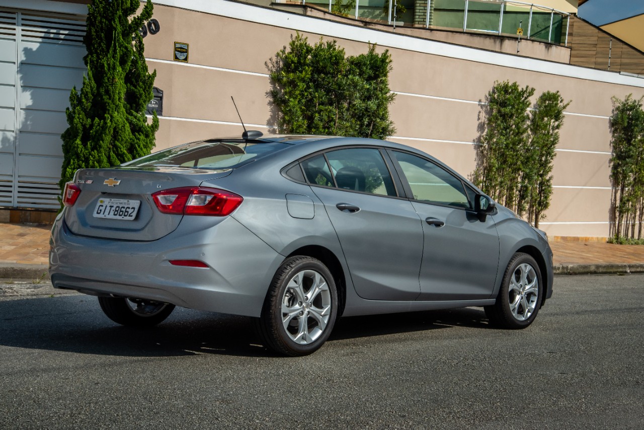 Chevrolet Cruze sedã LT na linha 2020 de traseira na cor cinza e com as novas rodas aro 17 com cinco raios