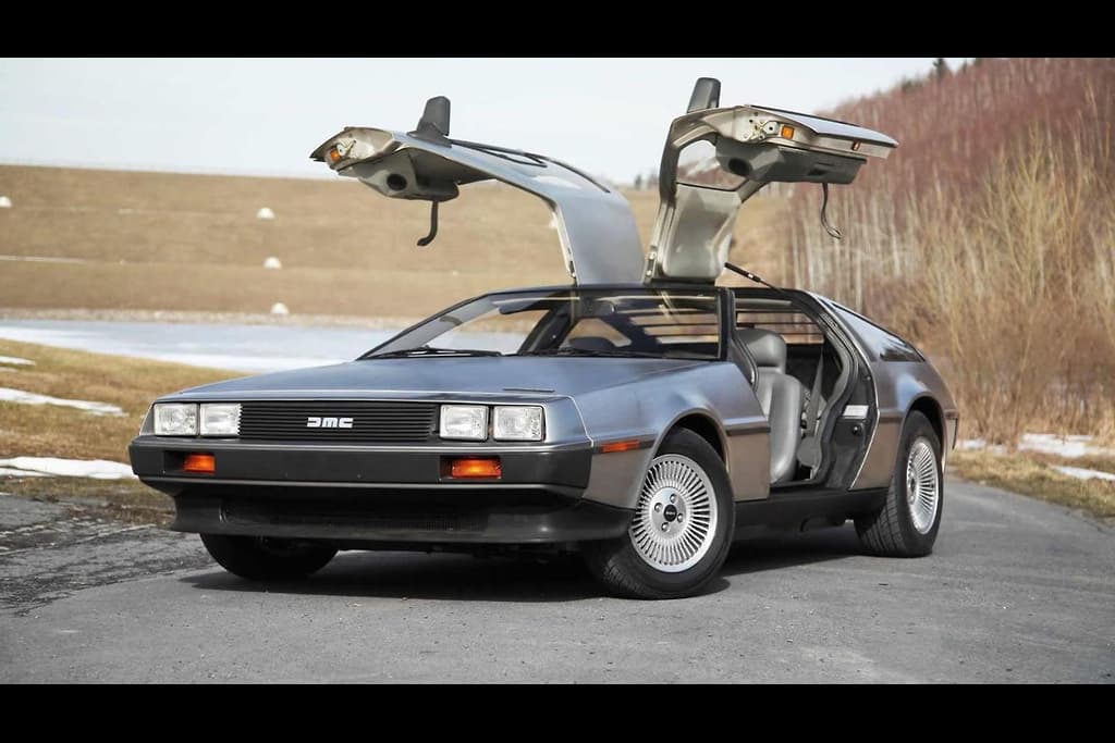 DeLorean DMC-12 do filme De Volta para o Futuro estacionado em estrada e com as portas abertas