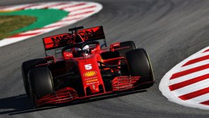 Ferrari Sf1000 na curva Em Barcelona durante testes para a Fórmula 1