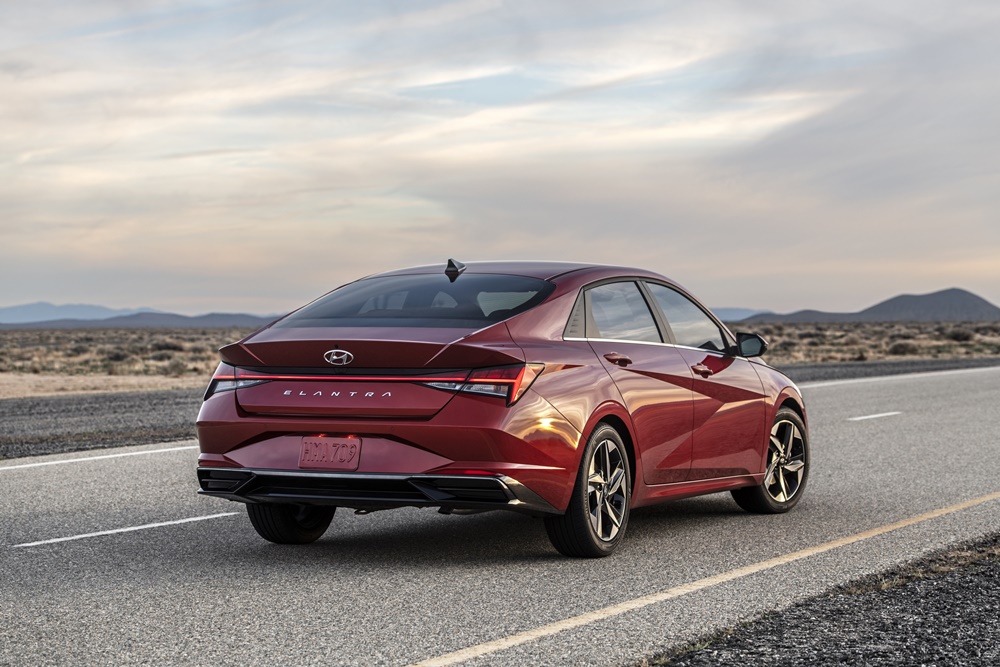 Novo Hyundai Elantra de traseira na cor vermelha com terceira coluna com caimento de cupê