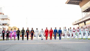 Pilotos Da F1 2020 perfilados caminhando em reta do circuito para foto oficial