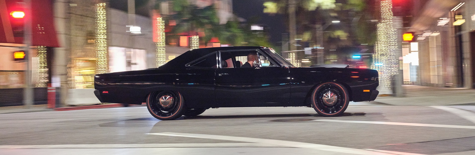  Visual do Plymouth Road Runner 1969 do ator Kevin Hart é de cor predominantemente preta