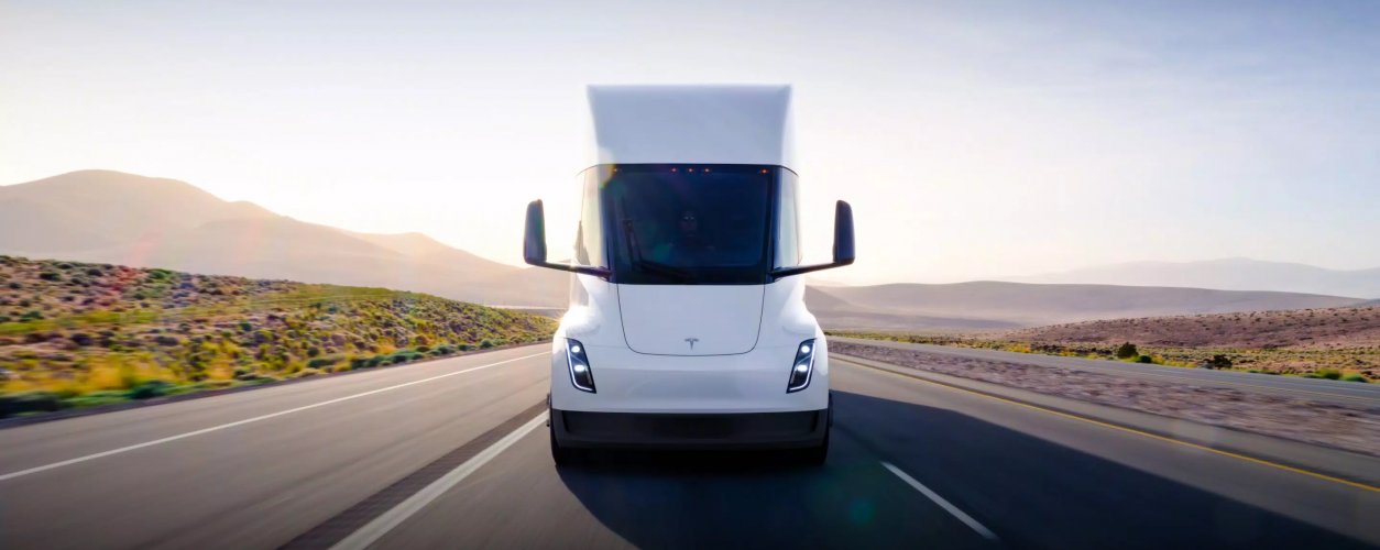 Caminhão Tesla Semi chega em dezembro (e já teve problema)