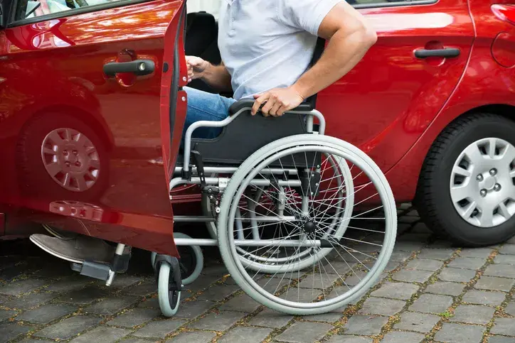 Cadeirante Entrando Em Um Carro