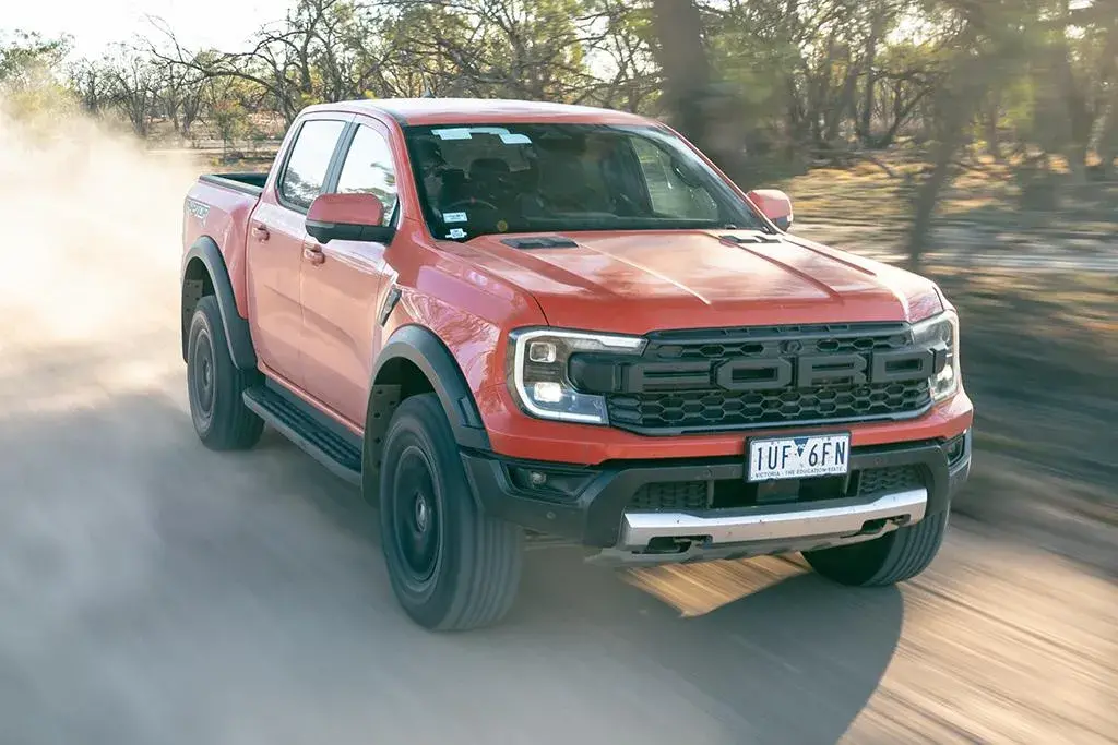 Ford Ranger Raptor 'voa' e entrega tudo que promete para justificar os R$  450 mil; teste