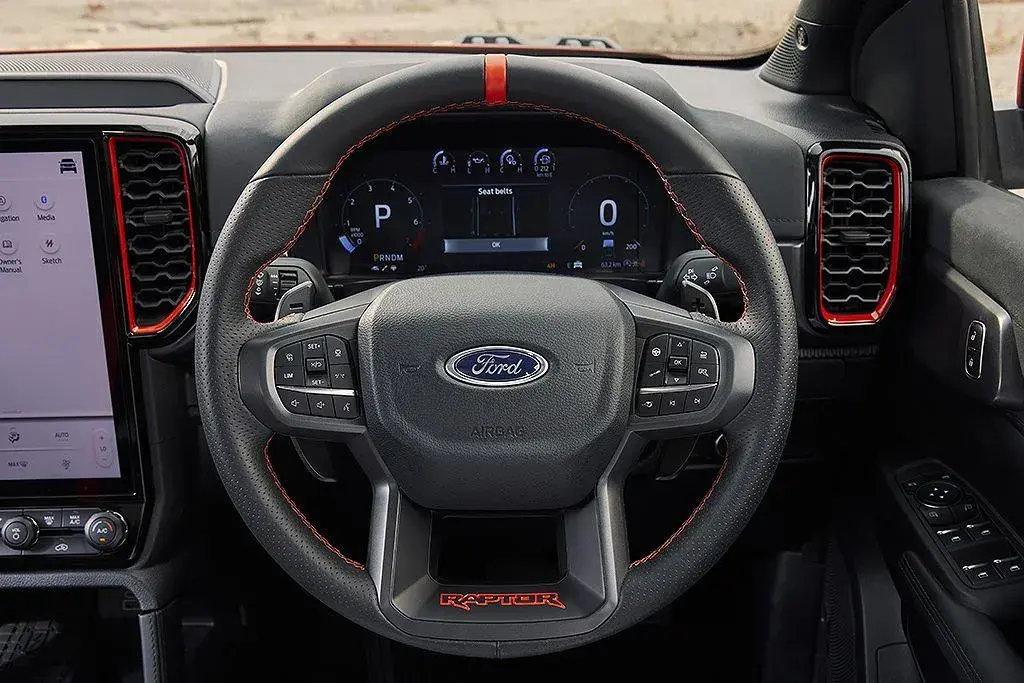 Ford Ranger Raptor 'voa' e entrega tudo que promete para justificar os R$  450 mil; teste