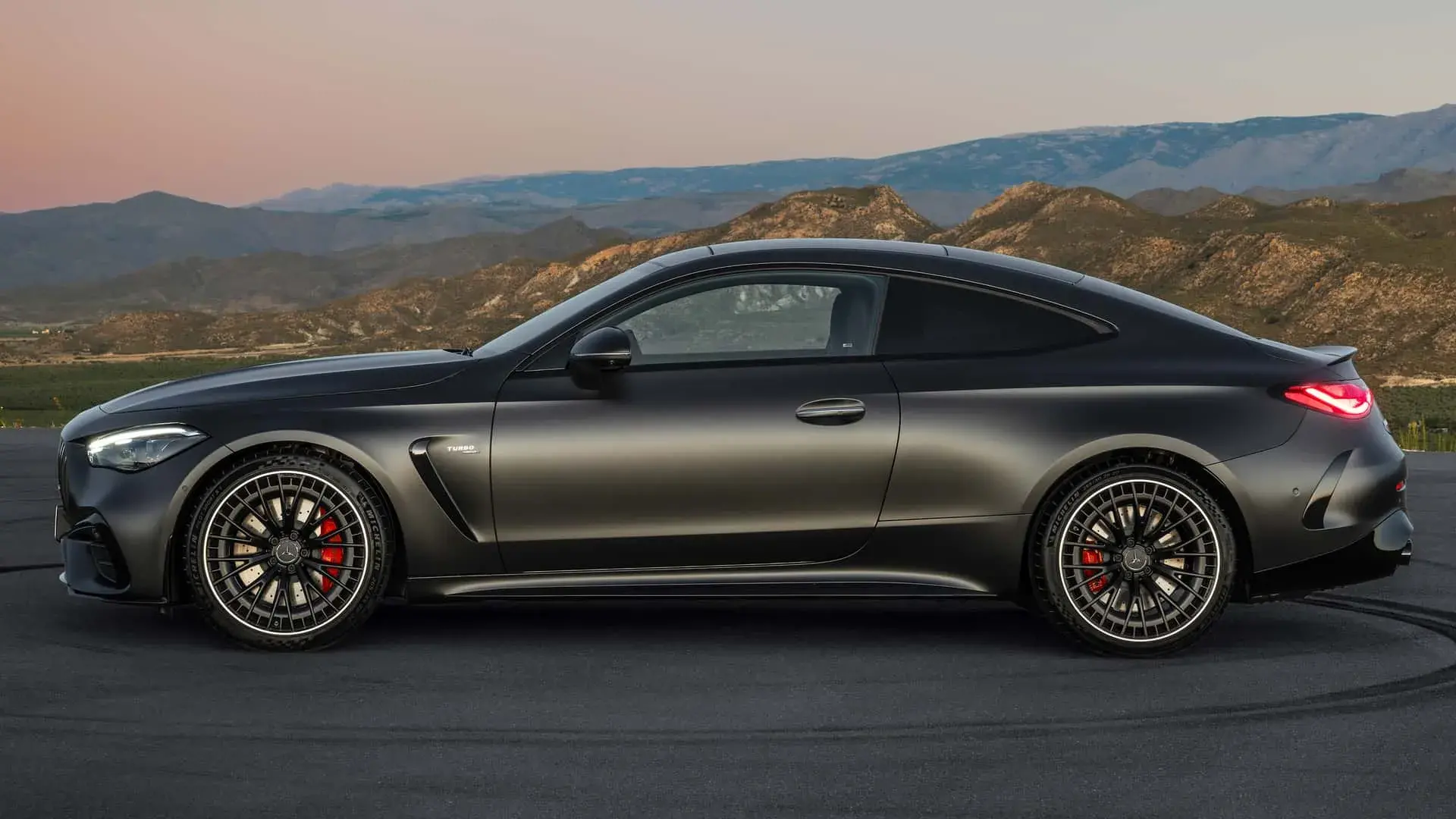 Novo híbrido leve MercedesAMG CLE 53 4Matic+ Coupé tem 449 cv Webmotors