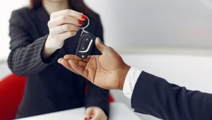 Mulher Entregando A Chave Do Carro Para Um Homem