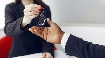 Mulher Entregando A Chave Do Carro Para Um Homem