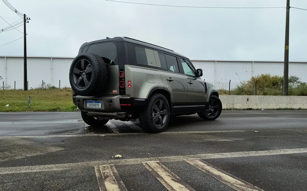 Land Rover Defender 110 Phev (1)