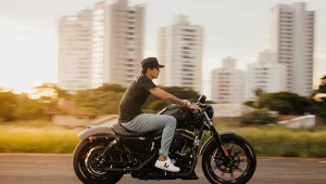 Um piloto em cima de uma moto robusta que ele comprou no Black Feirão daWebmotors