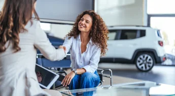 Mulher negociando venda de um carro Webmotors Dinheiro Extra