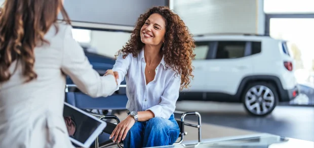 Mulher negociando venda de um carro Webmotors Dinheiro Extra