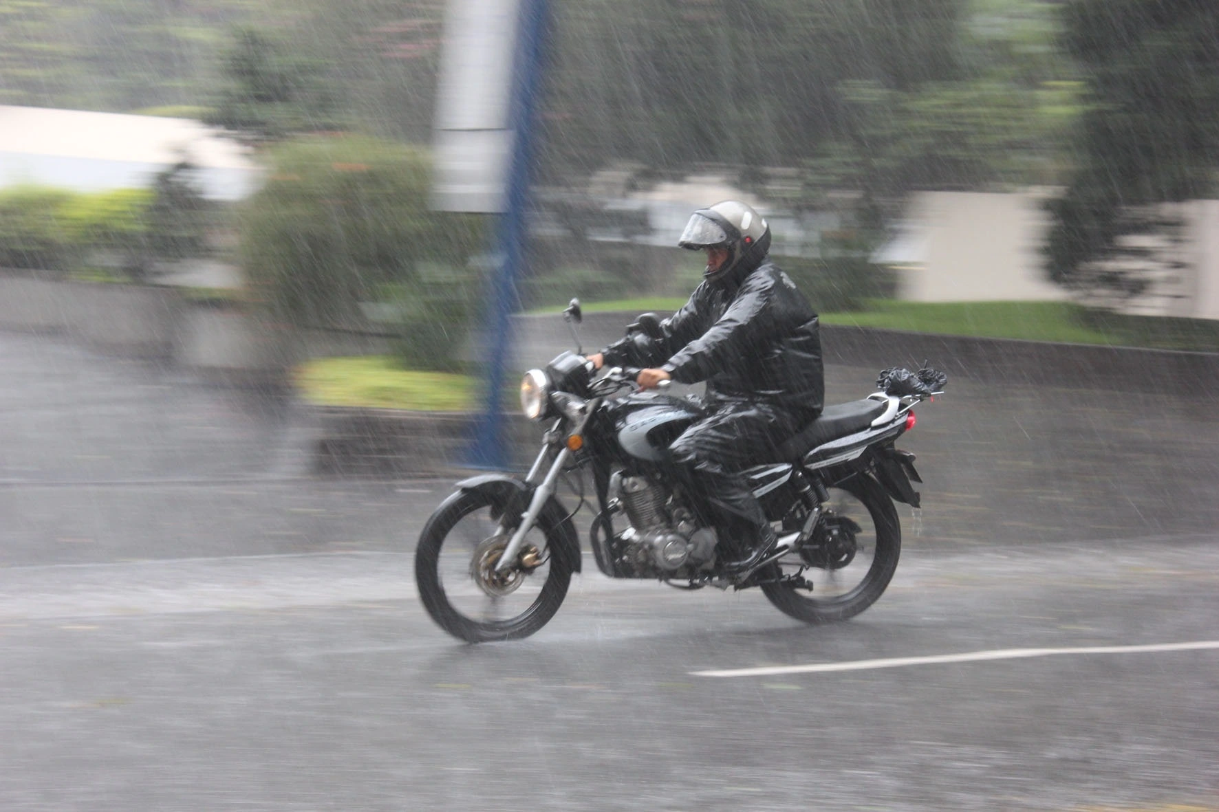 Moto Na Chuva 1